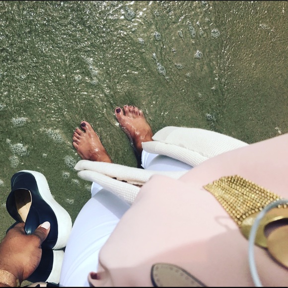 Meet your Posher, Cocourtney - Picture 1 of 1